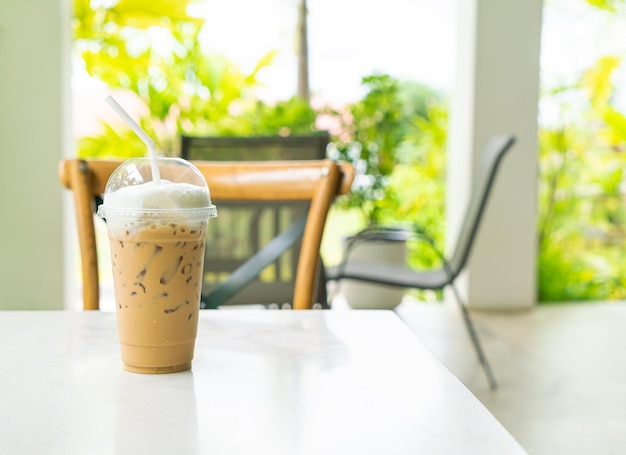 Iced cappuccino-koffieglas op tafel