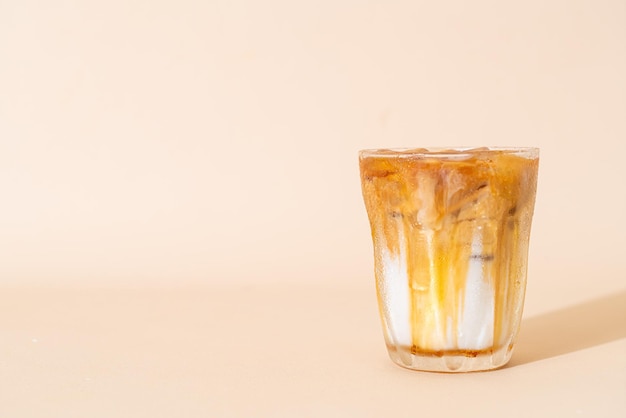 ガラスのアイスキャラメルマキアートコーヒー