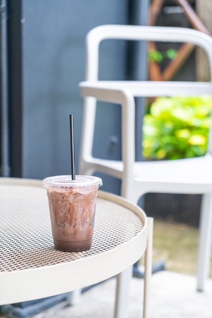 молочный коктейль со льдом и шоколадом в кафе