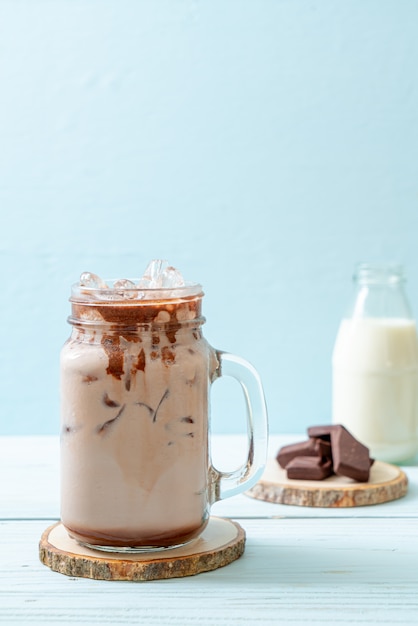 Bevanda milkshake al cioccolato ghiacciato