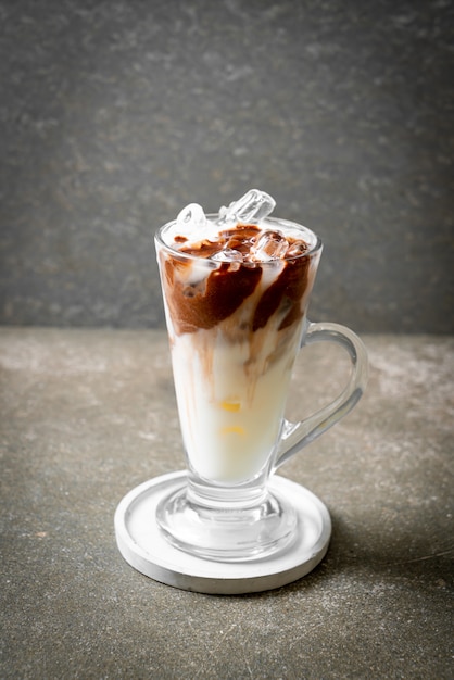 Photo iced chocolate milkshake drink