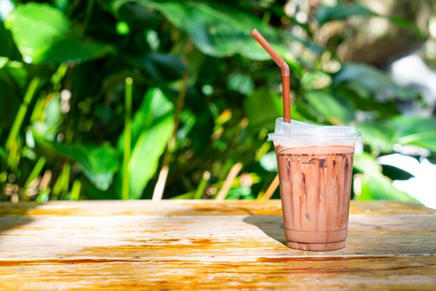 Photo iced chocolate milkshake on table