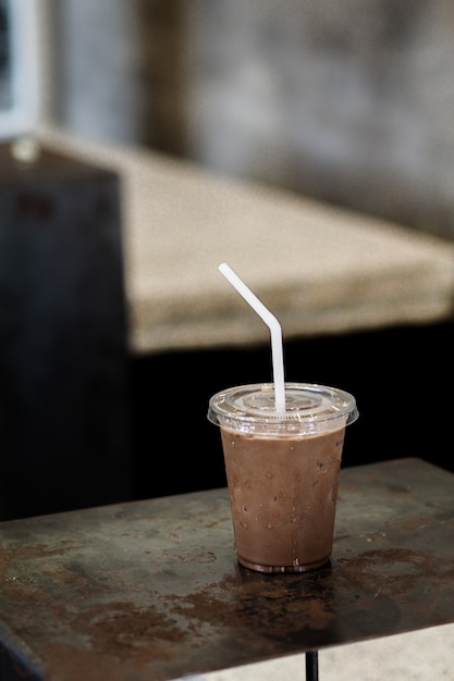 Photo iced cocoa drink on a steel table at a cafe