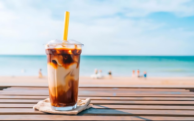 Foto caffe' ghiacciato sulla spiaggia con il mare e il cielo blu sullo sfondo