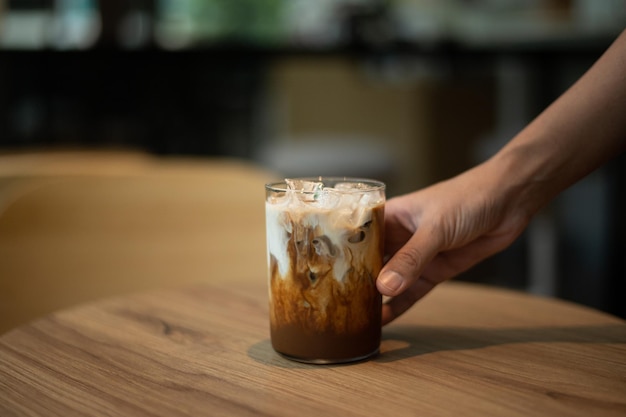 Photo iced coffee in a coffee shop blur background with bokeh image