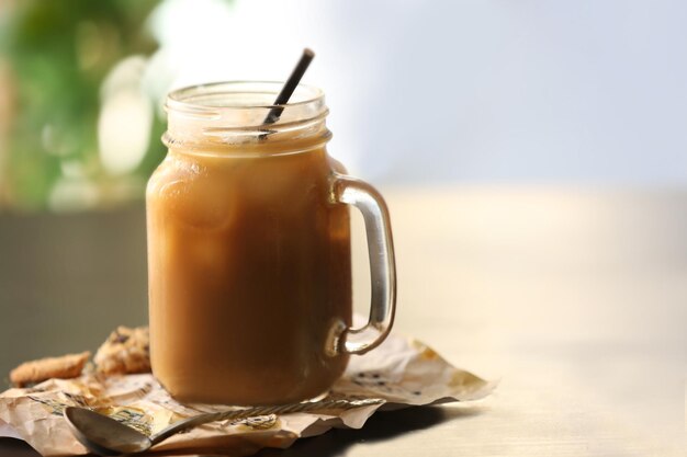 黒いテーブルの上にあるガラスの瓶の中のアイスコーヒー