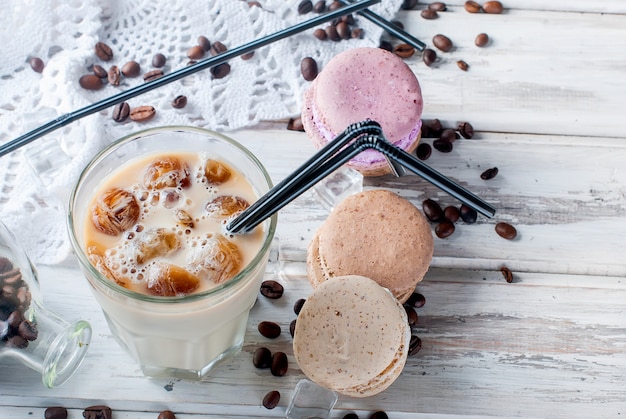 Photo iced coffee in glass with ice, chocolate