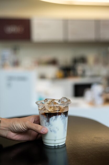 Фото Ледяной кофе в кафе размывает фон с изображением боке