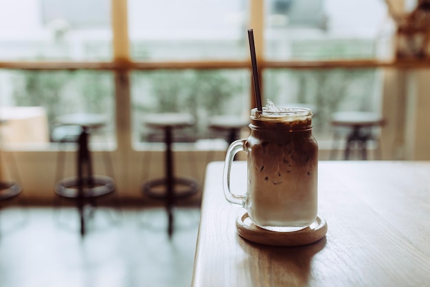 レストランのテーブルの上にあるジャージのアイスコーヒー
