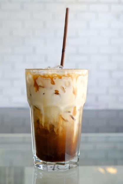 Кофе латте со льдом в чашке на вынос