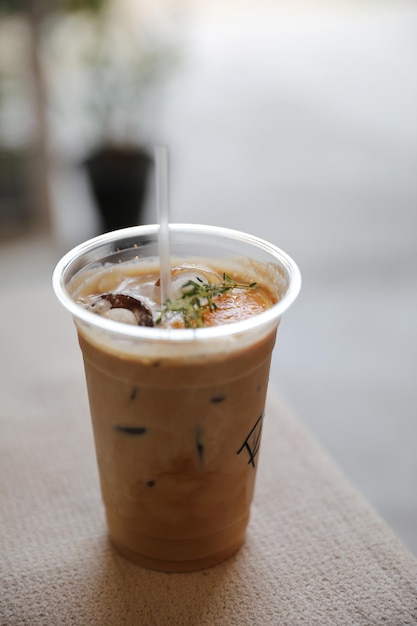 Photo iced coffee latte with orange mix in close up