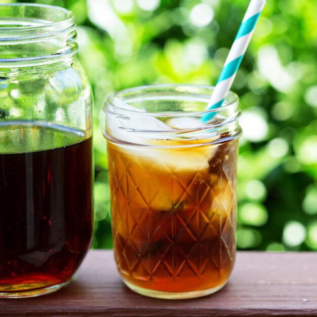 Photo iced coffee in mason jars outdoors