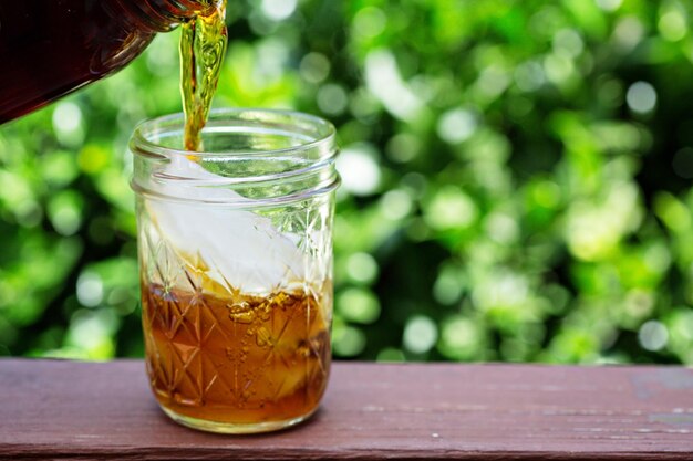 Photo iced coffee in mason jars outdoors