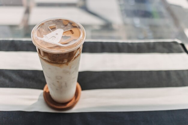 Photo iced coffee milk served in a plastic cup