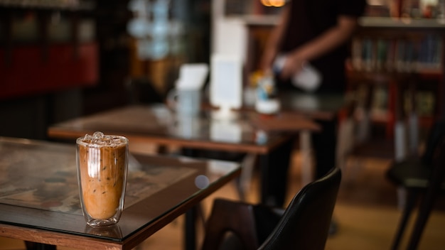 カフェ内のテーブルにアイスコーヒー