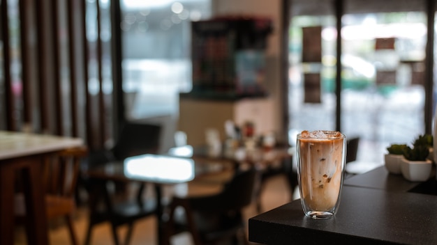 カフェ内のテーブルにアイスコーヒー