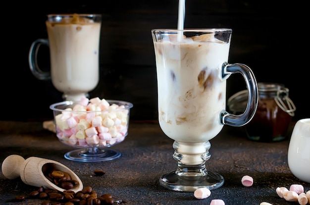 Photo iced coffee in tall glasses