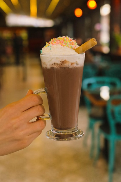 Caffè freddo con latte caffè freddo latte donna che tiene tazza di vetro di caffè freddo