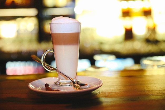 Foto caffè freddo con latte. latte freddo al caffè. donna che tiene una tazza di caffè freddo in vetro.