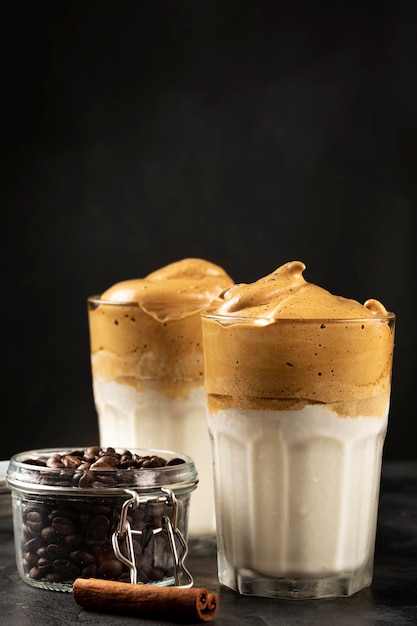 Iced Dalgona Coffee, glas met melk en koffieroom.