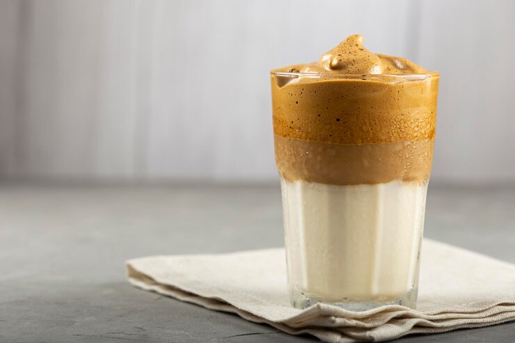 Photo iced dalgona coffee glass with milk and coffee cream
