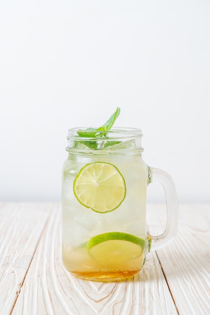 ледяной мед и лимонная содовая с мятой - освежающий напиток