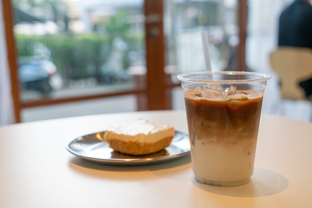 Tazza di caffè latte ghiacciato nel ristorante caffetteria