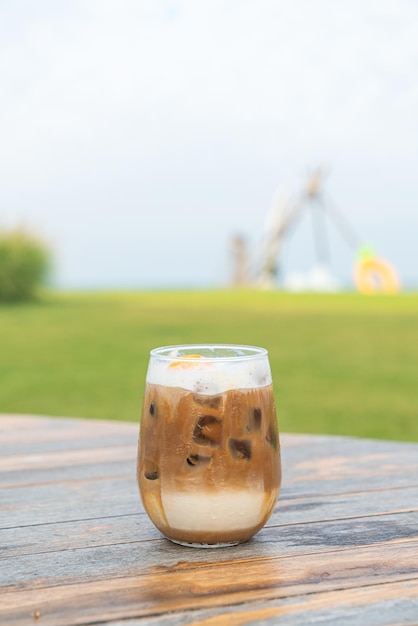 Bicchiere da caffè con latte ghiacciato sul tavolo