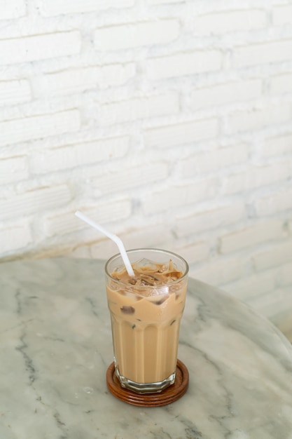 Bicchiere da caffè con latte ghiacciato sul tavolo