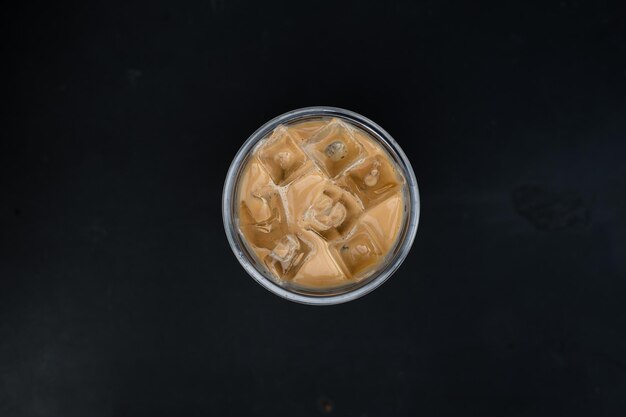커피숍의 블랙 테이블에 있는 플라스틱 유리에 아이스 라떼 커피