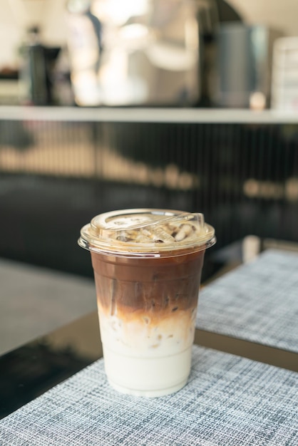 iced latte koffiekopje op tafel in café coffeeshop