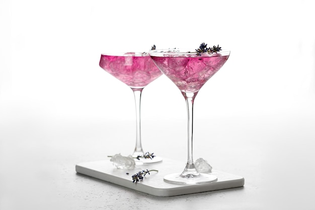 Iced Lavender cocktail Paars koud drankje in een glas op wit bord en witte achtergrond lavendel