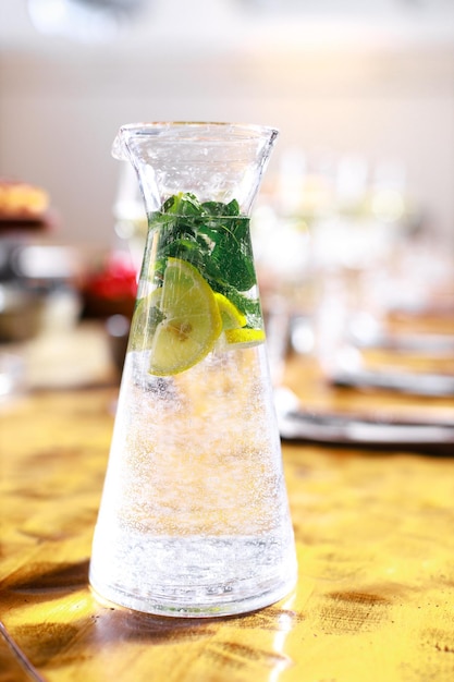 Iced limonade pitcher koude met citrus doordrenkte waterdrank met citroen-muntblaadjes