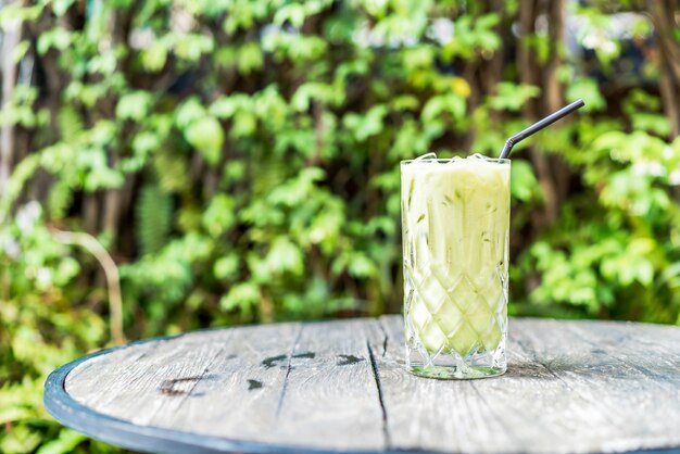 テーブルの上のアイス抹茶グリーンティーグラス