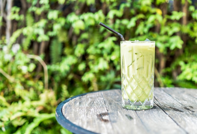 Bicchiere di tè verde matcha ghiacciato sul tavolo