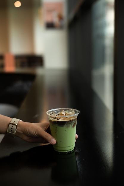 Фото Ледяной чай, зеленый чай, латте в кафе.