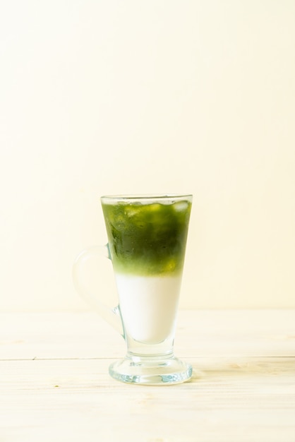 Photo iced matcha green tea latte