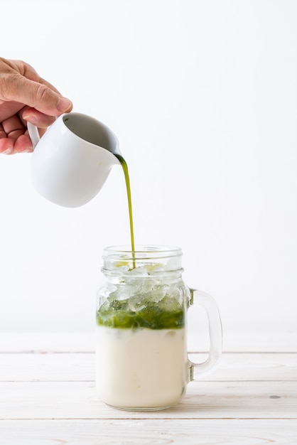 Latte ghiacciato al tè verde matcha