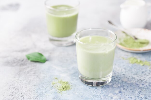 Iced Matcha groene latte in glazen klaar om te worden geserveerd