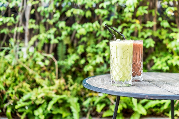 iced matcha groene thee en chocolade glas op tafel