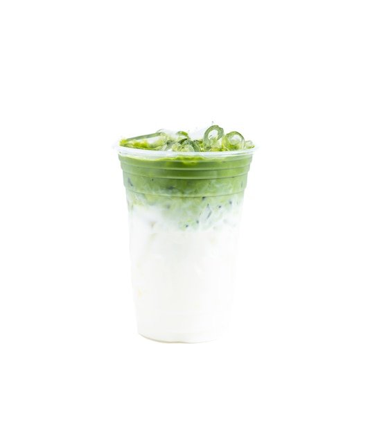 Iced Matcha groene thee latte geïsoleerd op een witte achtergrond.