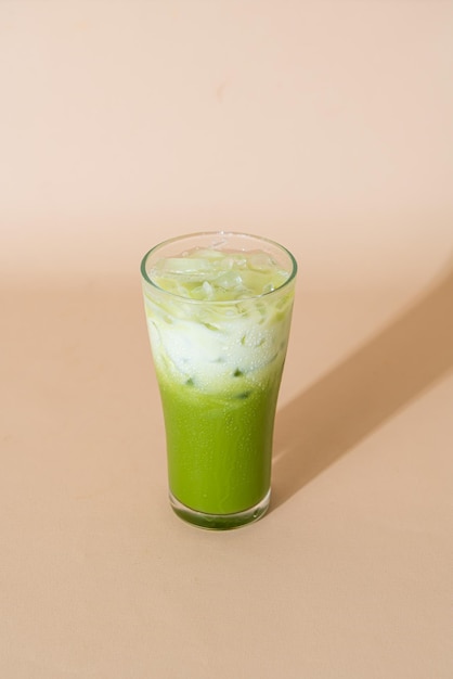 iced matcha groene thee latte met melklaagje in glas