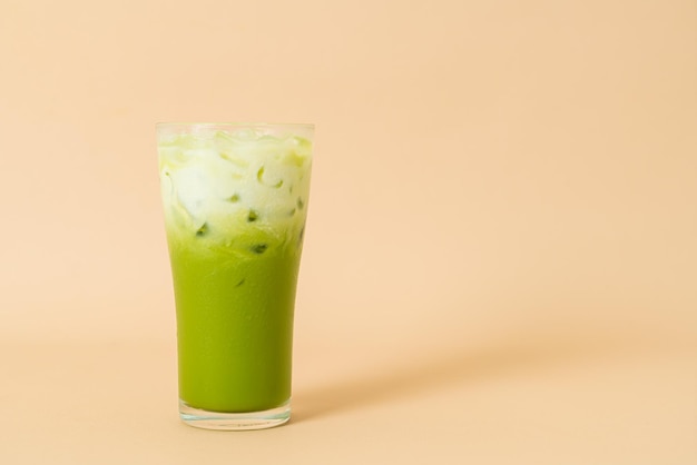 iced matcha groene thee latte met melklaagje in glas