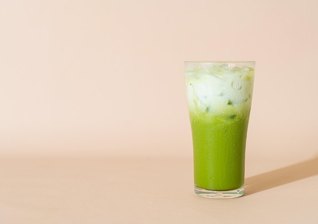 iced matcha groene thee latte met melklaagje in glas