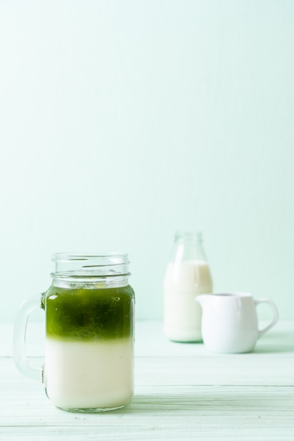 Foto iced matcha groene thee latte