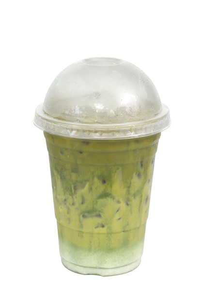 Foto tè verde freddo del latte di matcha ghiacciato in tazza di plastica isolata su fondo bianco.