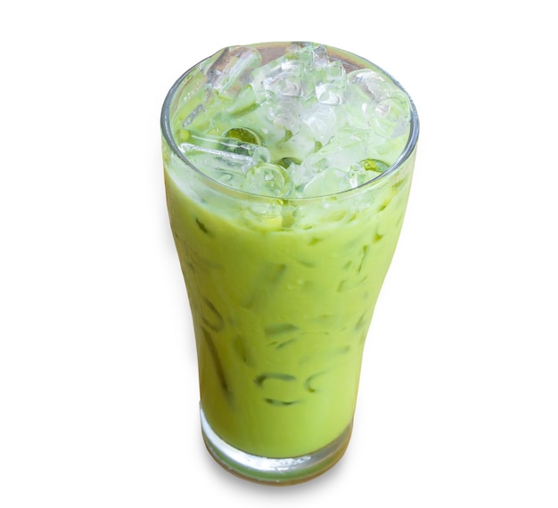 Iced matcha latte of gecondenseerde milkadded groene thee in transparant glas geïsoleerd op een witte achtergrond