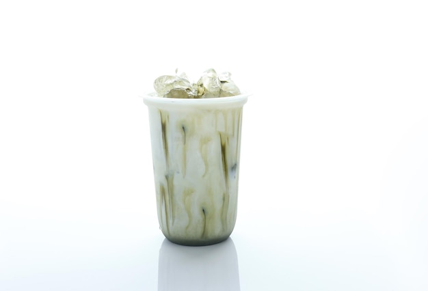 Foto tè al latte matcha ghiacciato su sfondo bianco