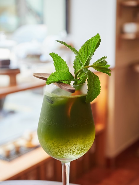 Iced matcha tonic alcoholvrije drank gegarneerd met munt