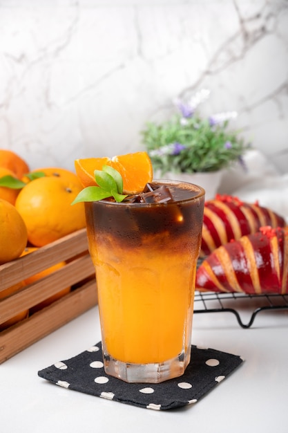 Iced orange americano Koffie met frambozencroissant en sinaasappel